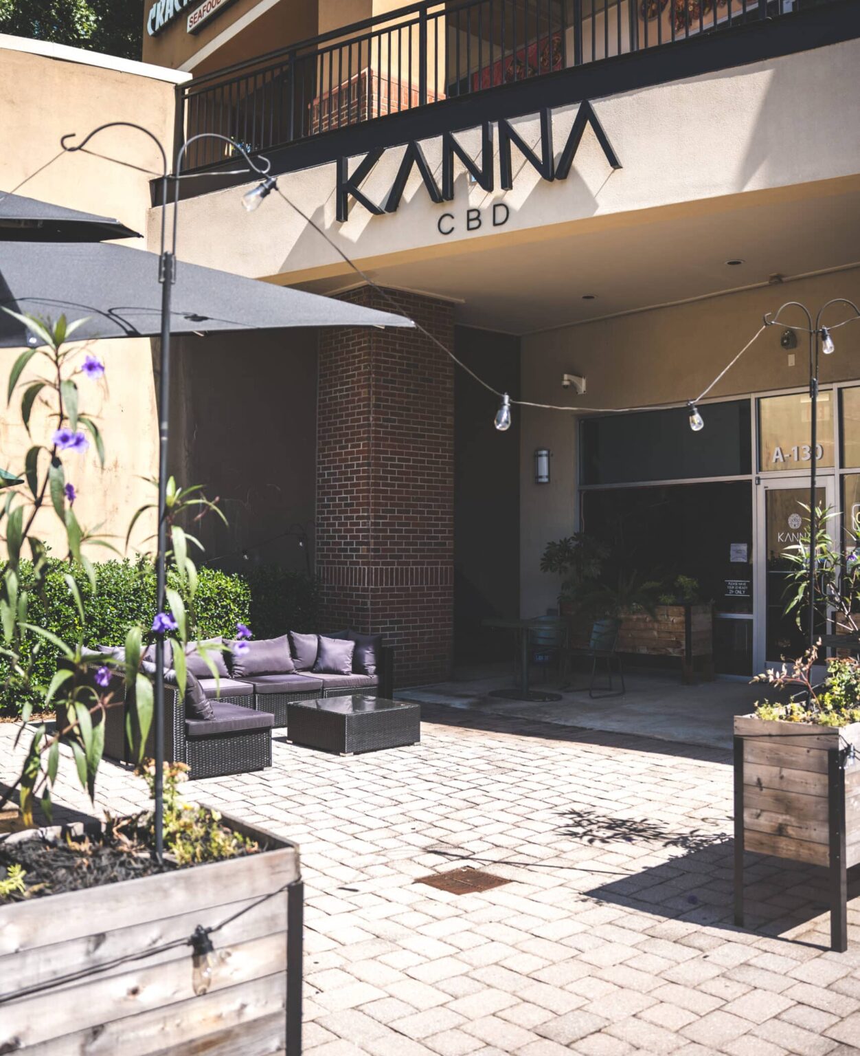 A geometric leaf design inside a circle sits above the word "KANNA" in stylized, modern capital letters.